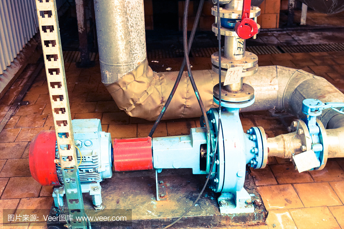 工業煉油廠、化工石化工廠車間用于泵送液體燃料產品的鐵金屬離心泵設備和帶法蘭和閥門的管道